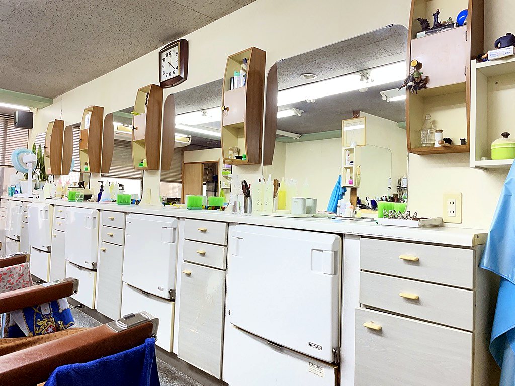 鏡と棚が並ぶ店内のカウンター